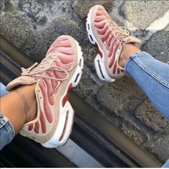 peach air max plus